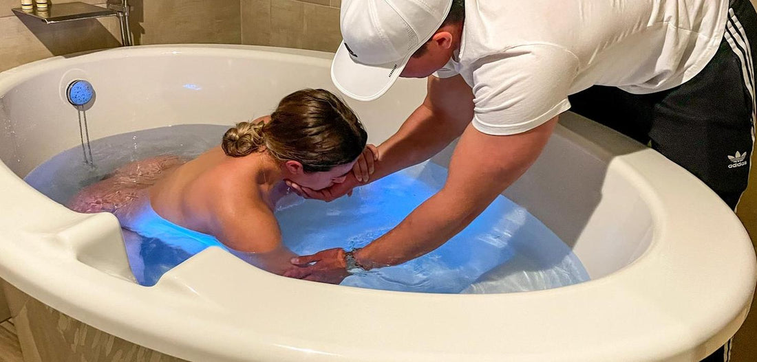 mom laboring in tub